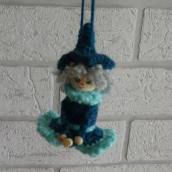 Gehäkelte Hexe auf Hexenbesen - klein (petrol/türkis)