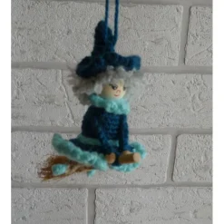 Gehäkelte Hexe auf Hexenbesen - klein (petrol/türkis)