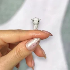 Gehäkelte Mini Schnecke mit Schneckenhäuschen in Herzform (microcrochet) - Perfekt als Geschenk zum Valentinstag