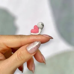 Gehäkelte Mini Schnecke mit Schneckenhäuschen in Herzform (microcrochet) - Perfekt als Geschenk zum Valentinstag