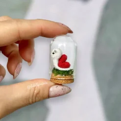 Gehäkelte Mini Schnecke mit Schneckenhäuschen in Herzform (microcrochet) - Perfekt als Geschenk zum Valentinstag