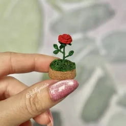 Gehäkelte Rose in einer Glaskuppel (microcrochet)