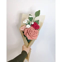Gehäkelte Rosen mit Vergissmeinnicht | außergewöhnlicher Blumenstrauß zum Verschenken | besonderer Hochzeitsstrauß