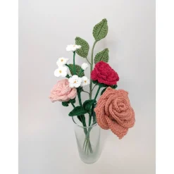 Gehäkelte Rosen mit Vergissmeinnicht | außergewöhnlicher Blumenstrauß zum Verschenken | besonderer Hochzeitsstrauß