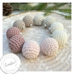 Gehäkelte Weihnachtskugeln - Handgemachte Christbaumkugeln Farbkollektion „Soft Winter“ – grau, beige, rosa