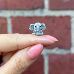 Gehäkelter Baby-Elefant (microcrochet)