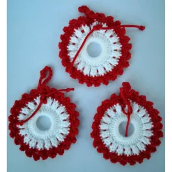 gehäkelter Baumschmuck in den klassischen Farben rot/weiß
