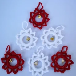 gehäkelter Baumschmuck mit Glöckchen