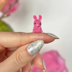 Gehäkelter bunter Mini Osterhase (microcrochet)