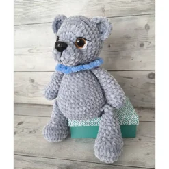 Gehäkelter grauer Teddybär mit blauem Kragen –  ca.28 cm