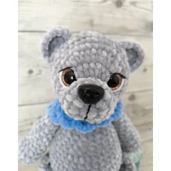 Gehäkelter grauer Teddybär mit blauem Kragen –  ca.28 cm