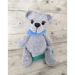 Gehäkelter grauer Teddybär mit blauem Kragen –  ca.28 cm