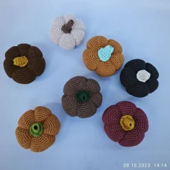 gehäkelter Kürbis für die Herbstdekoration