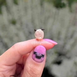 Gehäkelter Mops (microcrochet)