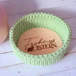 Gehäkelter Osterkorb in Matcha mit Holzboden „Frohe Ostern“ – Handgemachte Osterdeko & Geschenkidee