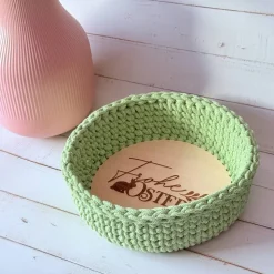 Gehäkelter Osterkorb in Matcha mit Holzboden „Frohe Ostern“ – Handgemachte Osterdeko & Geschenkidee