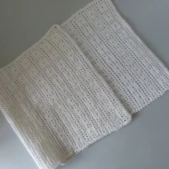 Gehäkelter Tischläufer wollweiß rechteckig – Handarbeit Tischdeko für schön gedeckten Tisch, 55 x 23 cm