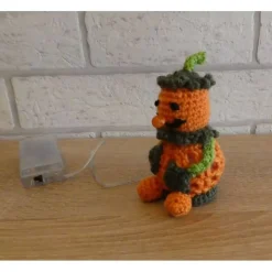 Gehäkeltes Kürbismännchen mit LED-Beleuchtung