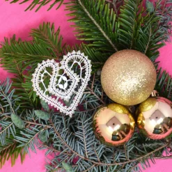 Geklöppelter Christbaumschmuck Herz 1 aus Spitze – Weiß-Gold, 6x6 cm