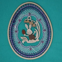 Geklöppeltes Fensterbild Osterfreude im Holzrahmen mit Wachsperlen – weiß-dunkellila, 12x15 cm