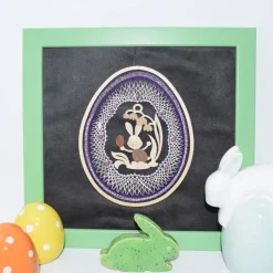 Geklöppeltes Fensterbild Osterfreude im Holzrahmen mit Wachsperlen – weiß-dunkellila, 12x15 cm