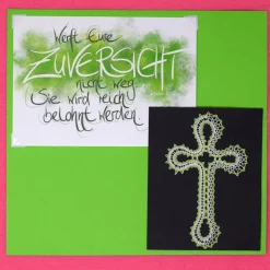 Geklöppeltes Kreuz  in Weiß-Hellgrün mit passender Karte – Handarbeit