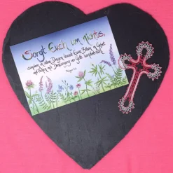 Geklöppeltes Kreuz mit Karte – Handarbeit aus weißem Leinengarn & rotem Baumwollgarn