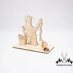 Geldgeschenk Angler sitzend - aus Holz personalisiert