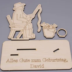Geldgeschenk Angler sitzend - aus Holz personalisiert