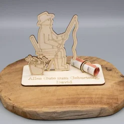 Geldgeschenk Angler sitzend - aus Holz personalisiert