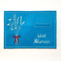 Geldgeschenk Briefumschlag aus Filz türkis bestickt mit Blumenstrauß – Nachhaltige Geschenkverpackung