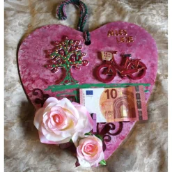 Geldgeschenk Collage mit Fahrrad ROSENHERZ, abstrakt gestaltet auf einem herzförmigen Bambusbrett mit künstlichen Rosen