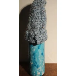 Geldgeschenk Dekofigur BLAUWICHTEL Weihnachtswichtel witzige Upcyclingfigur aus Weinflasche, gestrickte Accessoires