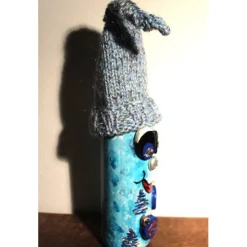 Geldgeschenk Dekofigur BLAUWICHTEL Weihnachtswichtel witzige Upcyclingfigur aus Weinflasche, gestrickte Accessoires