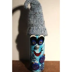Geldgeschenk Dekofigur BLAUWICHTEL Weihnachtswichtel witzige Upcyclingfigur aus Weinflasche, gestrickte Accessoires