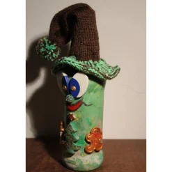 Geldgeschenk Dekofigur GRÜNWICHTEL Weihnachtswichtel witzige Upcyclingfigur aus Weinflasche, gestrickte Accessoires