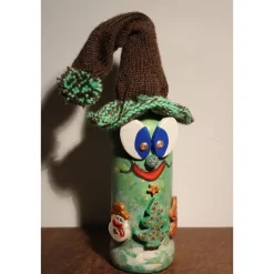 Geldgeschenk Dekofigur GRÜNWICHTEL Weihnachtswichtel witzige Upcyclingfigur aus Weinflasche, gestrickte Accessoires