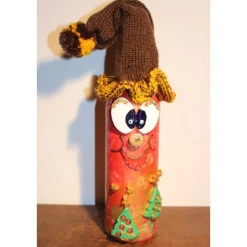 Geldgeschenk Dekofigur ROTWICHTEL Weihnachtswichtel witzige Upcyclingfigur aus Weinflasche, gestrickte Accessoires