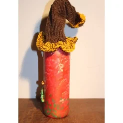 Geldgeschenk Dekofigur ROTWICHTEL Weihnachtswichtel witzige Upcyclingfigur aus Weinflasche, gestrickte Accessoires