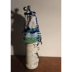 Geldgeschenk Dekofigur STERNENWICHTEL Weihnachtswichtel witzige Upcyclingfigur aus Weinflasche, gestrickte Accessoires