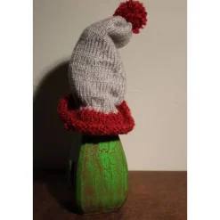 Geldgeschenk Dekofigur WICHTEL Weihnachtswichtel witzige Upcyclingfigur aus Weinflasche, gestrickte Accessoires