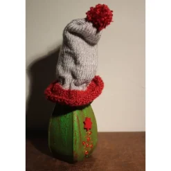 Geldgeschenk Dekofigur WICHTEL Weihnachtswichtel witzige Upcyclingfigur aus Weinflasche, gestrickte Accessoires