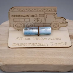 Geldgeschenk Feuerwehrauto - aus Holz personalisiert