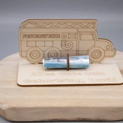 Geldgeschenk Feuerwehrauto - aus Holz personalisiert