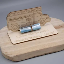 Geldgeschenk Feuerwehrauto - aus Holz personalisiert