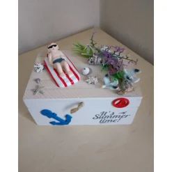 Geldgeschenk für Urlauber – Deko-Box mit junger Mann auf Luftmatratze am Strand – Sommer, Sonne, runder Geburtstag