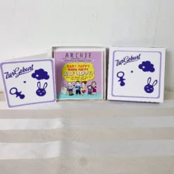 Geldgeschenk Geburt, mit lustigem Buch, weiß lila, Geschenk zur Geburt