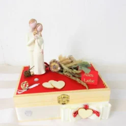 Geldgeschenk Hochzeit, Hochzeitsgeschenk, natur rot, Holzbox mit Brautpaar Figur