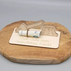 Geldgeschenk Kettensäge mit Baum - aus Holz personalisiert