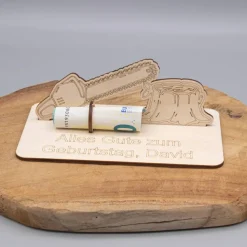 Geldgeschenk Kettensäge mit Baum - aus Holz personalisiert